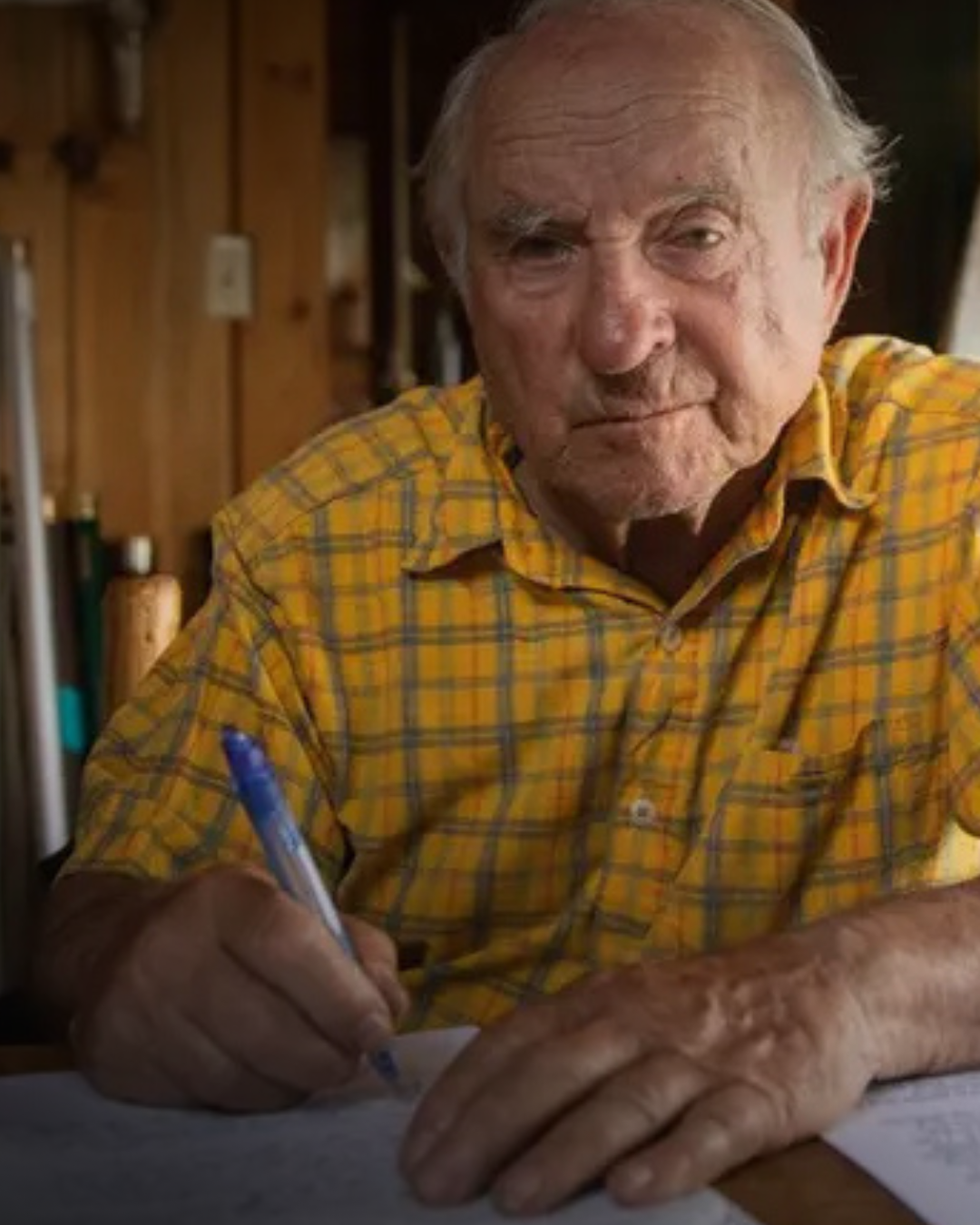 Yvon Chouinard, fundador da Patagonia, escrevendo em sua oficina
